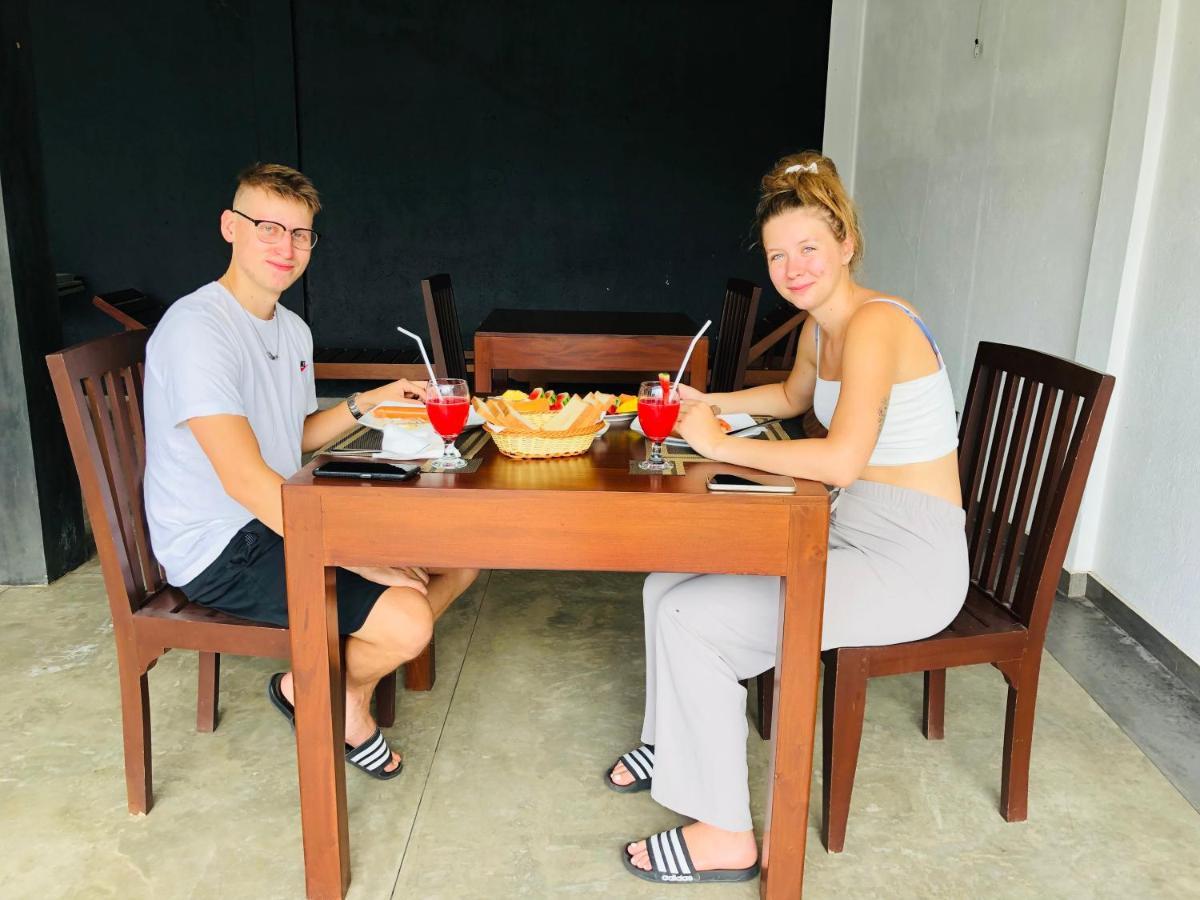 Bony'S Holiday Inn Negombo Esterno foto